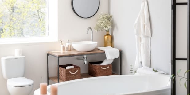 Hvidt badeværelse med håndvask boliger i Marbella Spanien - Weber Estates